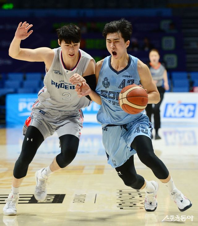 소노 정성조(오른쪽)가 15일 고양소노아레나에서 열린 현대모비스와 홈경기 도중 돌파를 시도하고 있다. 신인 정성조는 프로 데뷔 이후 한 경기 최다인 16점으로 소노의 5연패 탈출에 앞장섰다. 고양｜김민성 기자 marineboy@donga.com