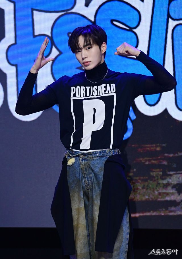 그룹 위아이 김준서가 15일 서울 서대문구 창천동 예스24원더로크홀에서 열린 일곱 번째 미니앨범 ‘The Feelings’ 발매 미디어 쇼케이스에서 포즈를 취하고 있다. 주현희 기자 teth1147@donga.com