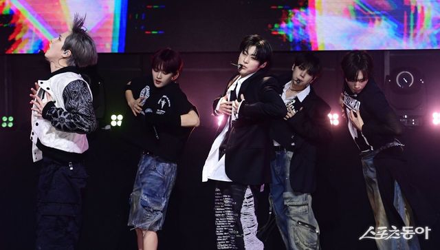 그룹 위아이가 15일 서울 서대문구 창천동 예스24원더로크홀에서 열린 일곱 번째 미니앨범 ‘The Feelings’ 발매 미디어 쇼케이스에서 타이틀곡 ‘NOT ENOUGH’ 무대를 펼치고 있다. 주현희 기자 teth1147@donga.com