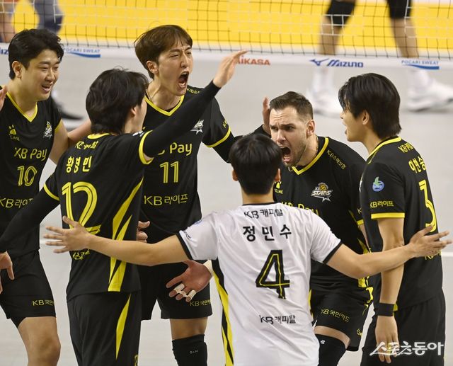 KB손해보험이 구단 역대 최다 7연승을 질주했다. KB손해보험 선수들이 16일 의정부 경민대 기념관에서 열린 OK저축은행과 홈경기 도중 비예나(오른쪽 2번째)의 득점 후 기뻐하고 있다. 의정부｜김종원 기자 won@donga.com