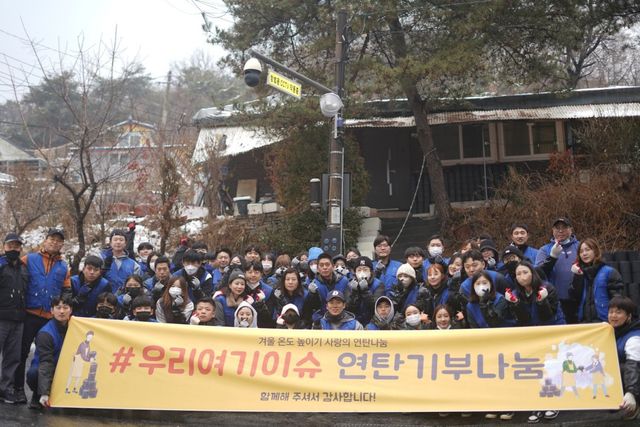 연탄 봉사활동을 마친 뒤 단체 사진을 촬영한 ‘우리여기이슈’.&nbsp;사진제공 ｜MC이슈