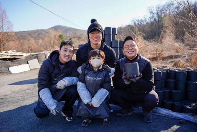 활동명 ‘MC이슈’인 이희승 장내 아나운서(오른쪽)가 연탄 봉사활동 ‘우리여기이슈’를 진행하면서 KT 허경민(위), 두산 김인태(왼쪽), 어린이 참가자와 함께 사진촬영을 한 모습. 이 아나운서는 2015년부터 어느덧 10년째 연탄 봉사활동을 통해 온기를 전하고 있다. 사진제공 ｜MC이슈