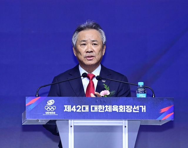 14일 서울 송파구 올림픽공원 올림픽홀에서 ‘제42대 대한체육회장 선거’가 열렸다. 이기흥 후보자가 정견 발표를 하고 있다. 주현희 기자 teth1147@donga.com