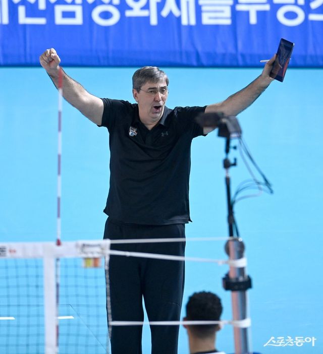 필립 블랑 현대캐피탈 감독이 15일 대전충무체육관에서 열린 삼성화재와 원정경기 도중 팀의 득점에 기뻐하고 있다. 대전 | 김종원 기자 won@donga.com