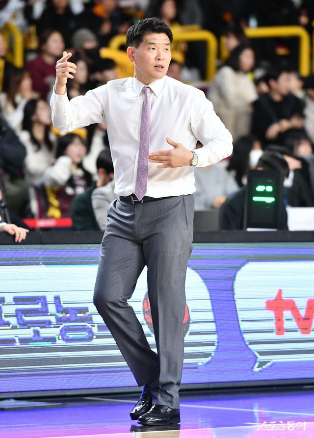 창원 LG는 아셈 마레이가 부상으로 이탈한 최근 6경기에서 4승2패로 잘 버텼다. 그 덕분에 3위로 올스타 휴식기를 맞았다. LG 조상현 감독. 사진제공｜KBL