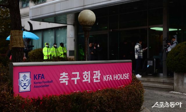 제55대 대한축구협회장 선거가 2차례나 연기됐다. 일단 2월 중 선거로 가닥이 잡힌 가운데, 공정한 절차를 기대하는 축구계의 목소리가 높다. 스포츠동아DB