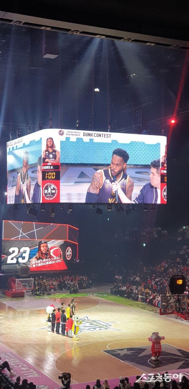 B리그 올스타전 덩크슛 콘테스트에서 우승을 차지한 앤서니 게인스 주니어가 인터뷰하는 장면을 대형 전광판을 통해 팬들이 지켜고 있다. 지바(일본)｜최용석 기자