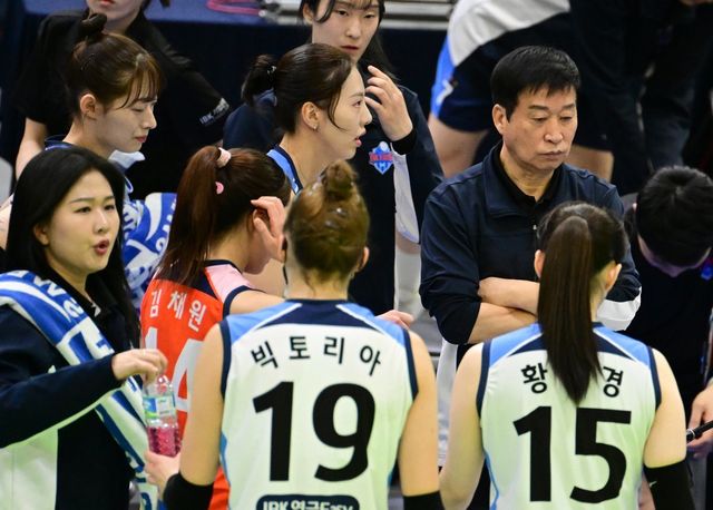 IBK기업은행 선수들이 17일 수원체육관에서 열린 현대건설과 원정경기가 잘 풀리지 않자 답답해하고 잇다. 사진제공｜KOVO