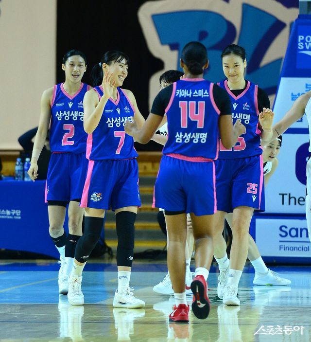 삼성생명 선수들이 19일 용인체육관에서 열린 BNK와 홈경기 도중 기뻐하고 있다. 용인 | 김종원 기자 won@donga.com