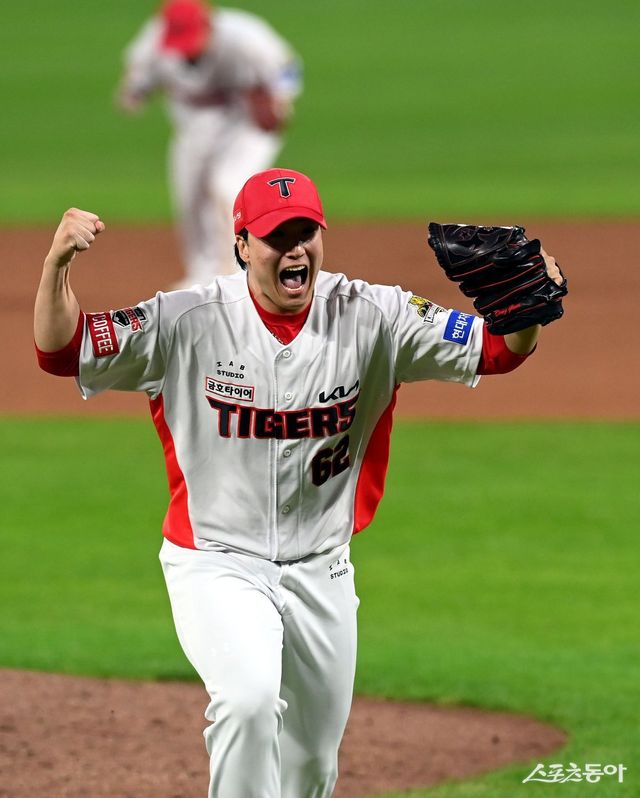KIA 정해영이 지난해 10월 28일 광주-기아챔피언스필드에서 삼성과 한국시리즈 5차전에서 승리해 V12를 달성한 직후 포효하고 있다. 스포츠동아DB