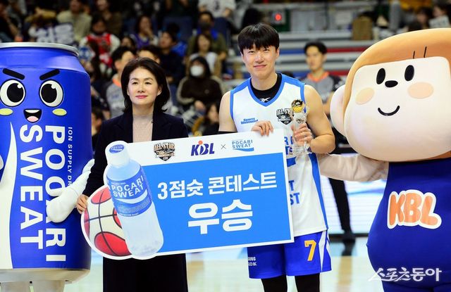 3점슛 콘테스트에서 우승한 삼성 최성모(오른쪽). 사직｜김민성 기자 marineboy@donga.com