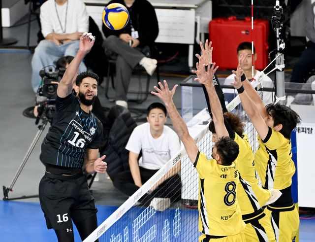 현대캐피탈 레오(왼쪽)가 19일 천안유관순체육관에서 열린 KB손해보험과 ‘도드람 2024~2025 V리그’ 남자부 4라운드 홈경기 도중 상대 블로커를 피해 스파이크를 시도하고 있다. 사진제공｜KOVO
