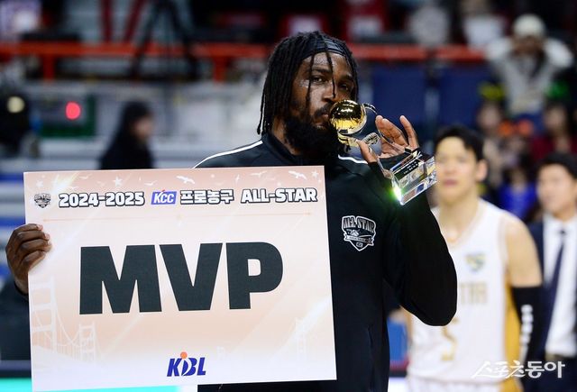 19일 사직체육관에서 ‘2024-2025 KCC 프로농구 올스타전’ 이 열렸다. MVP를 수상한 SK 자밀 워니가 트로피에 키스하고 있다. 사직｜김민성 기자 marineboy@donga.com