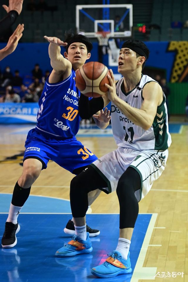 DB 이관희(오른쪽)가 2일 잠실실내체육관에서 열린&nbsp;삼성전에서 공격을 시도하고 있다. 이관희는 무릎 부상에서 복귀한 이날 경기에서 21점을 기록했다. 잠실｜주현희 기자 teth1147@donga.com