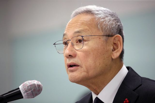 유인촌 문화체육관광부 장관이 지난 12월 18일 오전 서울 종로구 국립현대미술관에서 열린 출입기자 정례브리핑에 참석해 2025년도 문체부 예산 집행 방향 등에 대해 브리핑하고 있다.