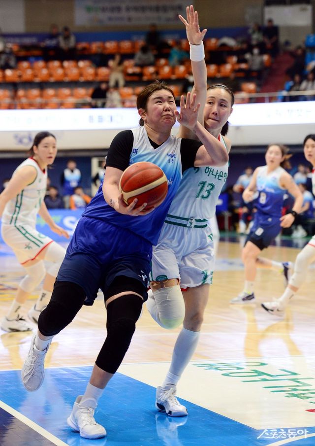 신한은행 타니무라 리카(왼쪽)가 20일 인천도원체육관에서 열린 ‘하나은행 2024-2025 여자프로농구’ 하나은행과 홈경기 도중 김정은의 수비를 피해 슛을 쏘고 있다. 인천｜김민성 기자 marineboy@donga.com