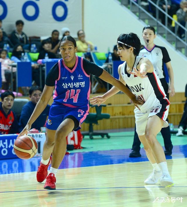 삼성생명 키아나 스미스(왼쪽)가 19일 용인체육관에서 열린 ‘하나은행 2024~25 여자프로농구’ BNK와 홈경기 도중 골밑을 공격하고 있다. 용인 | 김종원 기자 won@donga.com