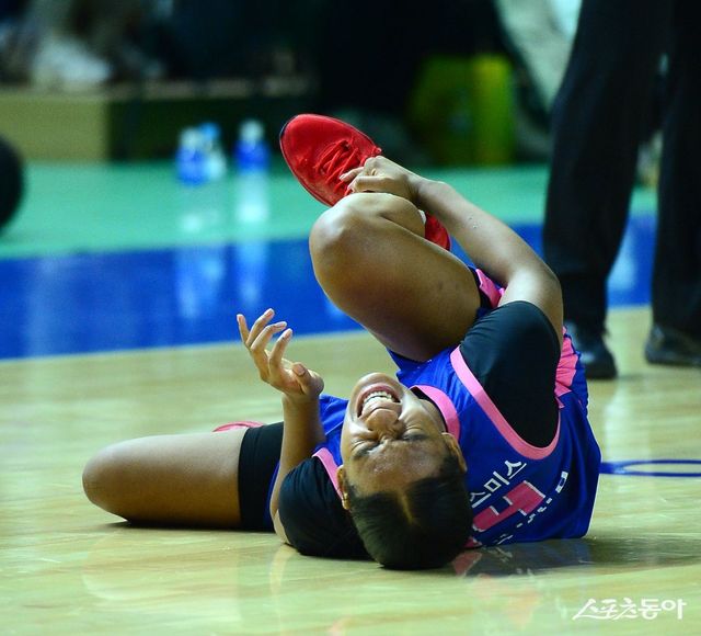 삼성생명 키아나 스미스가 19일 용인체육관에서 벌어진 BNK와 홈경기 도중 부상을 당해 고통스러워하고 있다. 용인 | 김종원 기자 won@donga.com