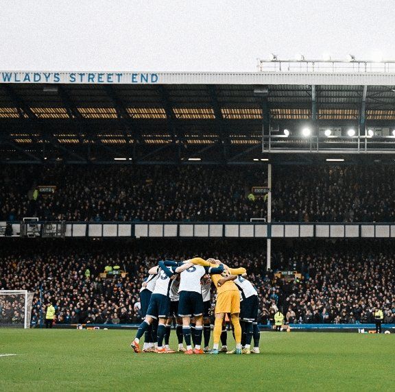 토트넘 선수들이 20일(한국시간) 구디슨파크에서 끝난 에버턴과 EPL 22라운드 원정경기 직전 한데 모여 선전을 다짐하고 있다. 사진출처｜토트넘 SNS
