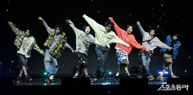 JYP의 신인 보이그룹 킥플립(KickFlip)이 20일 서울 광진구 예스24 라이브홀에서 열린 데뷔 앨범 ‘Flip it, Kick it(플립 잇, 킥 잇!)’ 발매 쇼케이스에서 화려한 공연을 펼치고 있다. 김종원 기자 won@donga.com