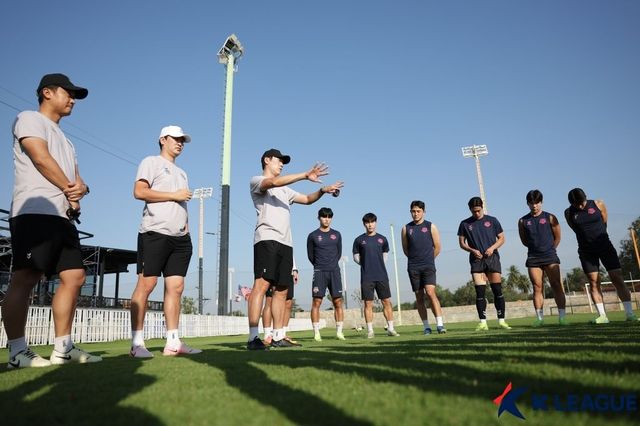 수원FC는 지난 시즌 김은중 감독(왼쪽 3번째)의 지도력과 주축 선수들의 저력을 앞세워 창단 이래 최고의 시간을 보냈다. 약점이었던 외국인 공격수 보강을 통해 새 시즌 더 큰 도약을 노린다. 사진제공｜한국프로축구연맹