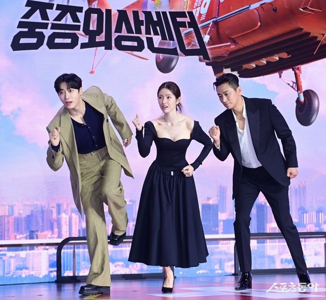 배우 추영우, 하영, 주지훈이 21일 서울 강남구 삼성동 그랜드인터컨티넨탈 서울파르나스에서 열린 넷플릭스 ‘중증외상센터’ 제작발표회에 참석해 포즈를 취하고 있다. 주현희 기자 teth1147@donga.com