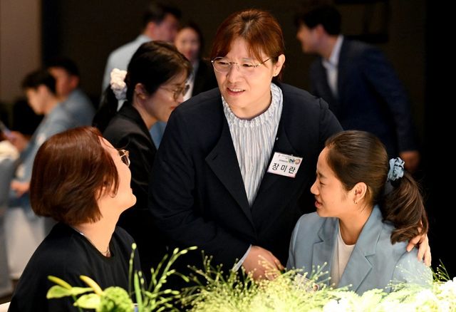 배드민턴 국가대표 금메달리스트 안세영 선수와(오른쪽부터) 장미란 문화체육관광부 2차관, 안 선수의 어머니 이현희 씨가 지난해 8월 22일 서울 중구 신라호텔에서 열린 2024 파리올림픽 선수단 격려 행사에서 대화를 하고 있다. 스포츠동아DB