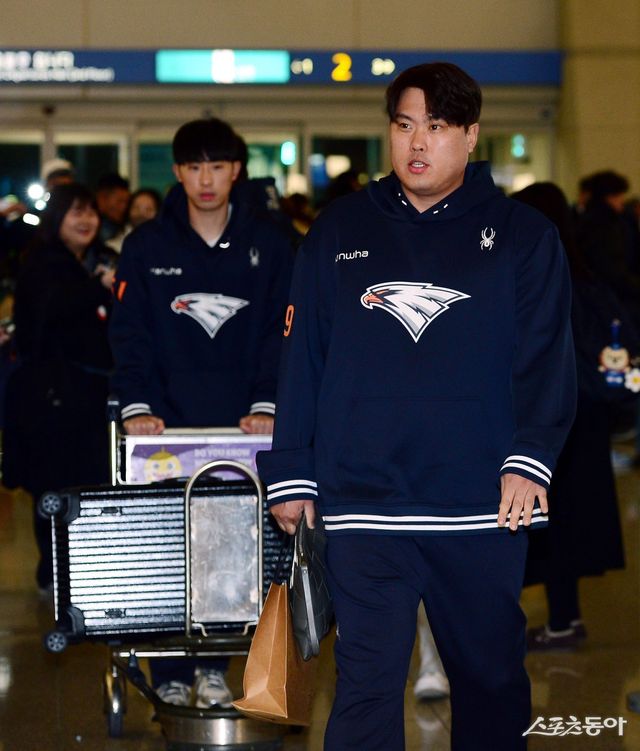 한화 이글스가 2025시즌 스프링캠프를 위해 22일 인천국제공항을 통해 호주 멜버른으로 출국했다. 출국에 앞서 한화 류현진이 공항으로 들어서고 있다. 인천국제공항 ｜ 김민성 기자 marineboy@donga.com