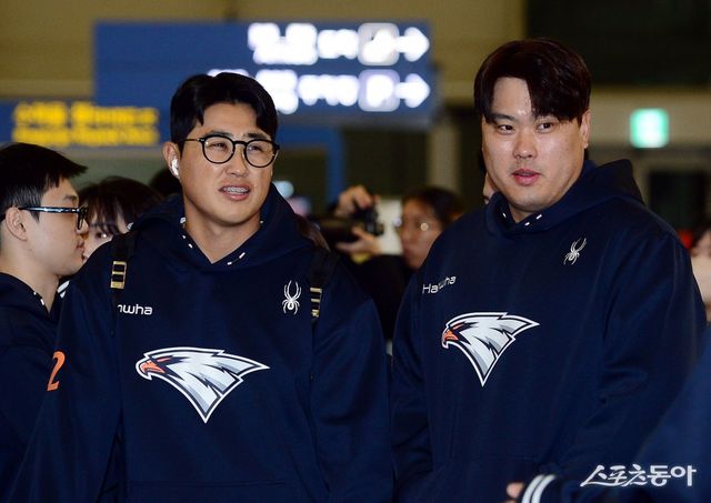 한화 이글스가 2025시즌 스프링캠프를 위해 22일 인천국제공항을 통해 호주 멜버른으로 출국했다. 출국에 앞서 한화 류현진과 채은성이 이야기를 나누고 있다. 인천국제공항 ｜ 김민성 기자 marineboy@donga.com