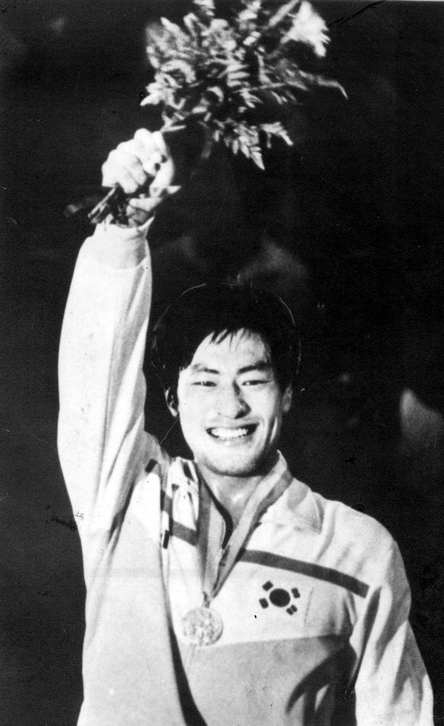 1984 LA 올림픽 유도 95kg급 금메달을 딴 하형주가 손을 높이 들고 기뻐하고 있다. 스포츠동아DB