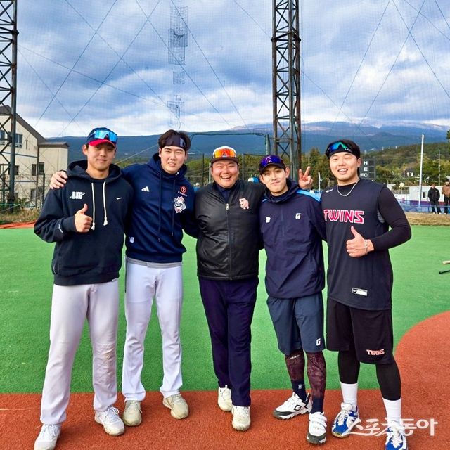 롯데 황성빈(오른쪽 2번째)이 단국대 한기찬, 두산 최승용, 소래고 조현 코치, LG 이지강(왼쪽부터)과 올겨울 제주도에서 함께 훈련하며 추억을 만들었다. 사진제공｜황성빈