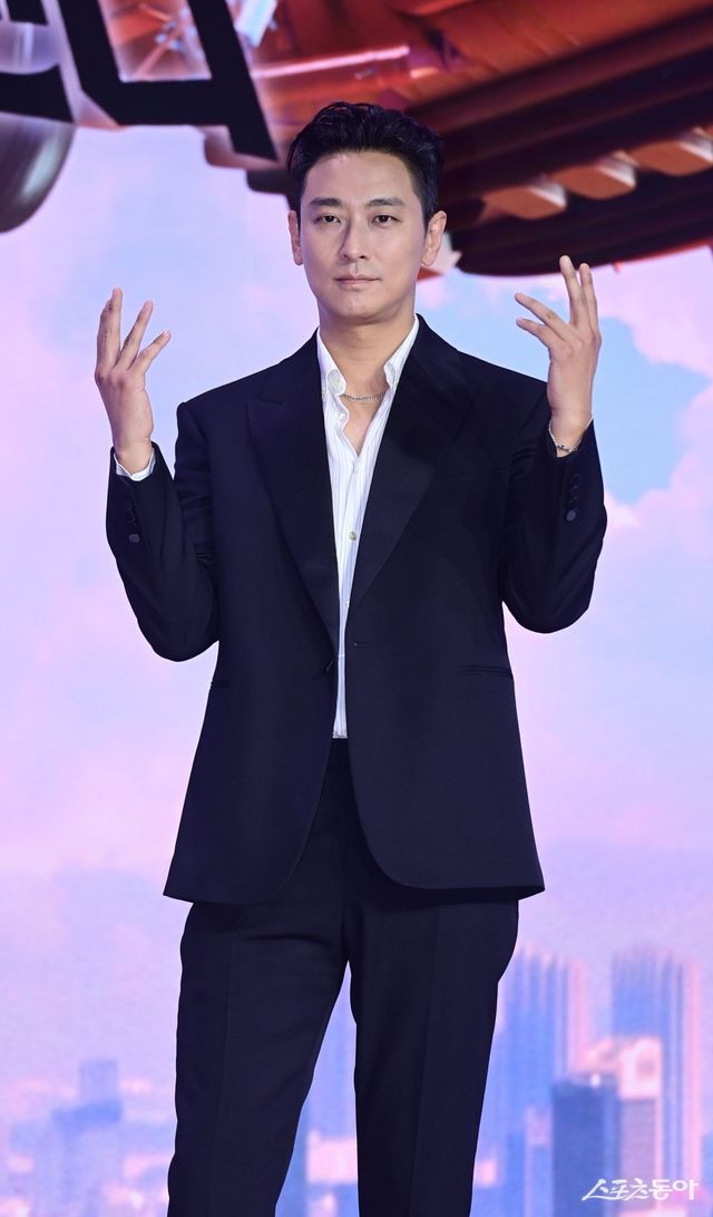 배우 주지훈이 21일 서울 강남구 삼성동 그랜드인터컨티넨탈 서울파르나스에서 열린 넷플릭스 ‘중증외상센터’ 제작발표회에 참석해 포즈를 취하고 있다. 주현희 기자 teth1147@donga.com