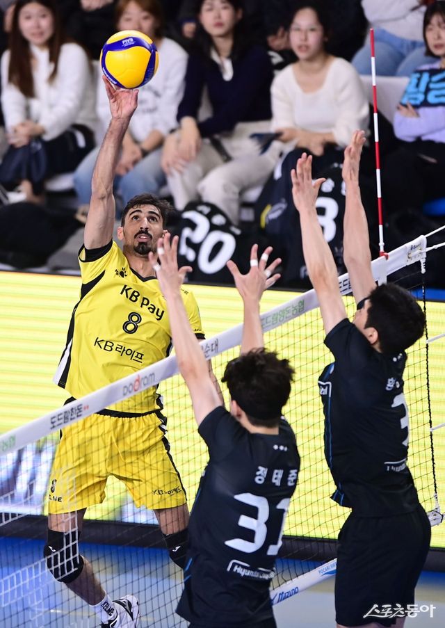 KB손해보험 아시아쿼터 선수 야쿱(왼쪽)이 19일 천안유관순체육관에서 열린 현대캐피탈과 원정경기 도중 상대 블로커 사이로 연타를 시도하고 있다. 천안｜주현희 기자 teth1147@donga.com