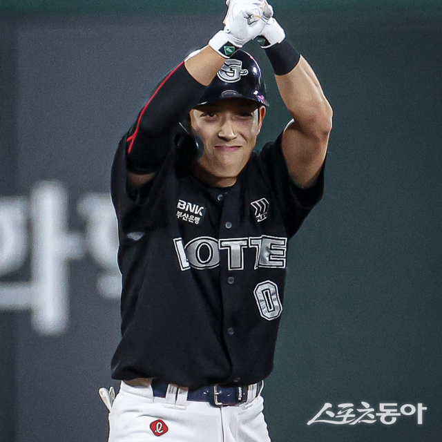 롯데 황성빈이 데뷔 후 처음으로 억대 연봉 반열에 올랐다. 동기들보다 프로 데뷔는 늦었지만, 매 시즌 빠르고 올곧게 우상향 그래프를 그린 덕분이다. 사진제공｜롯데 자이언츠