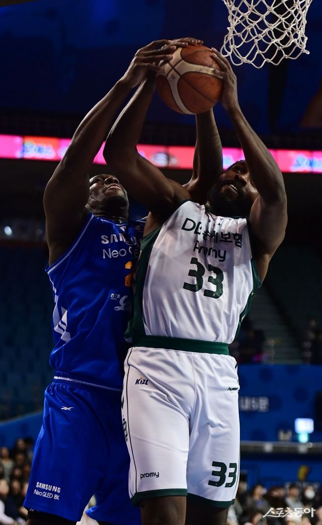 삼성 코피 코번(왼쪽)과 DB 치나누 오누아쿠. 스포츠동아 DB