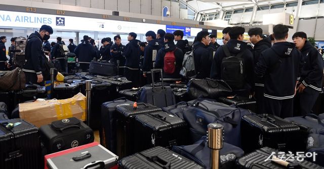 한화 이글스가 2025시즌 스프링캠프를 위해 22일 인천국제공항을 통해 호주 멜버른으로 출국했다. 출국에 앞서 한화 선수들이 수속을 기다리고 있다. 인천국제공항 ｜ 김민성 기자 marineboy@donga.com