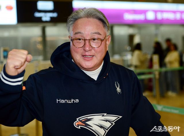 한화 이글스가 2025시즌 스프링캠프를 위해 22일 인천국제공항을 통해 호주 멜버른으로 출국했다. 출국에 앞서 한화 김경문 감독이 카메라를 향해 포즈를 취하고 있다. 인천국제공항 ｜ 김민성 기자 marineboy@donga.com