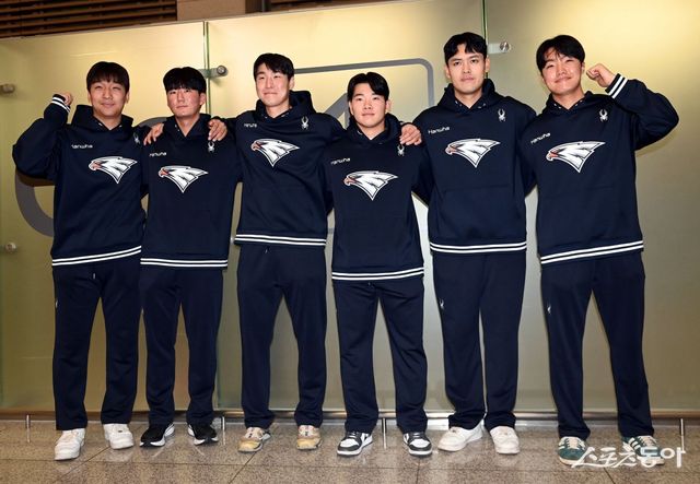 한화 이글스가 2025시즌 스프링캠프를 위해 22일 인천국제공항을 통해 호주 멜버른으로 출국했다. 2025 한화 신인선수 왼쪽부터 권민규, 이민재, 박부성, 이승현, 한지윤, 정우주가 카메라를 향해 포즈를 취하고 있다. 인천국제공항 ｜ 김민성 기자 marineboy@donga.com