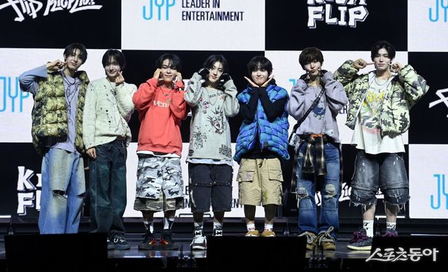 JYP 세 글자 매직은 이번에도 통했다! JYP 신얘 킥플립(KickFlip)이 20일 쇼케이스를 갖고 정식 데뷔를 선언했다. 김종원 기자 won@donga.com