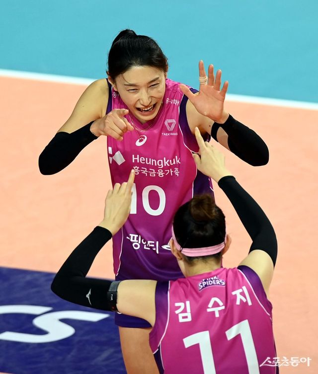 V리그 여자부 선두 흥국생명이 승점 50 고지에 올랐다. 흥국생명 김연경(뒤)이 21일 인천삼산월드체육관에서 열린 IBK기업은행과 홈경기 도중 득점한 뒤 김수지와 기뻐하고 있다. 인천｜김민성 기자 marineboy@donga.com