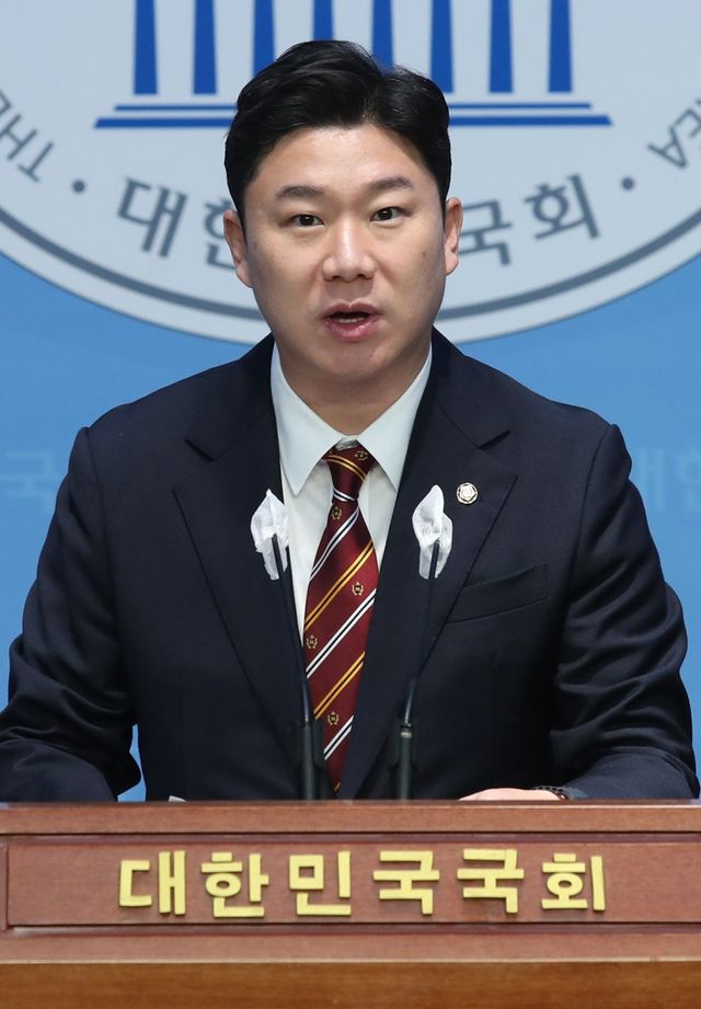 진종오 국민의힘 의원이 지난해 9일 서울 여의도 국회 소통관에서 체육계 비리 국민 제보 센터 중간보고 기자회견을 하고 있다. 진 의원은 배드민턴과 태권도·사격 등 종목에서 70여 건의 체육계 비리 제보를 접수했다고 밝혔다. 스포츠동아DB