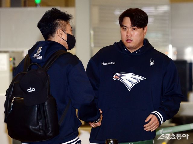 한화 이글스가 2025시즌 스프링캠프를 위해 22일 인천국제공항을 통해 호주 멜버른으로 출국했다. 한화 류현진이 손혁 단장과 인사를 나누고 있다. 인천국제공항 ｜ 김민성 기자 marineboy@donga.com