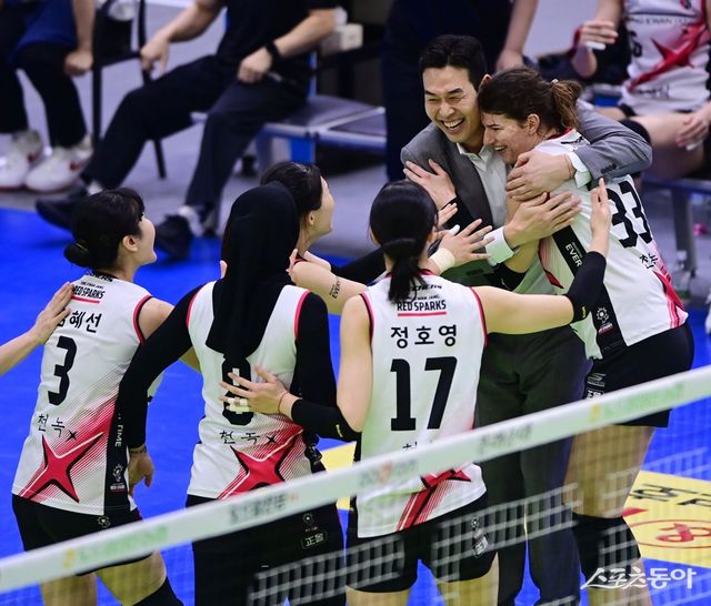 고희진 정관장 감독이 22일 수원체육관에서 열린 현대건설과 원정경기에서 풀세트 접전 끝에 승리한 뒤 선수들을 끌어안으며 기뻐하고 있다. 수원｜주현희 기자 teth1147@donga.com