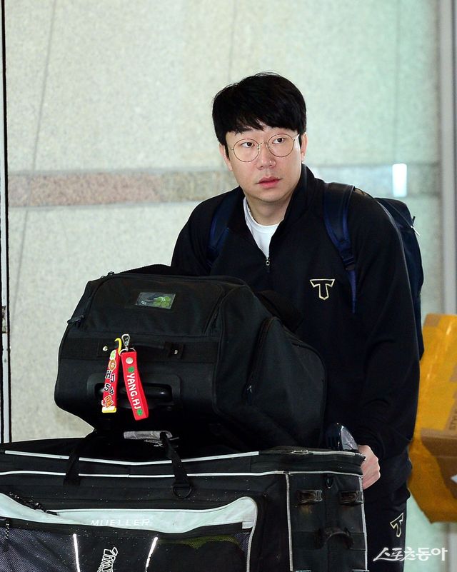 KIA 양현종이 22일 인천국제공항을 통해 2025시즌 스프링캠프가 열리는 미국으로 출국했다. 인천국제공항｜김민성 기자 marineboy@donga.com
