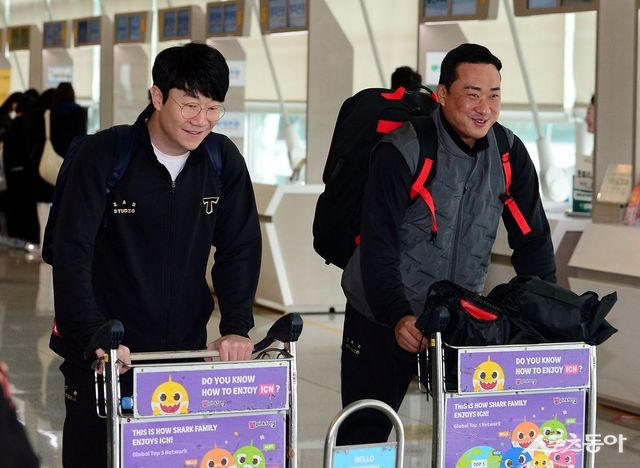 KIA 선수단이 22일 인천국제공항을 통해 2025시즌 스프링캠프가 열리는 미국으로 출국했다. 양현종(왼쪽)과 김태군이 출국장으로 향하고 있다. 인천국제공항｜김민성 기자 marineboy@donga.com