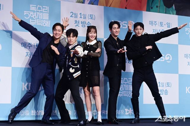 배우 최대철, 김동완, 엄지원, 윤박, 이석기가 22일 서울 구로구 신도림동 라마다서울신도림호텔에서 열린 KBS 2TV ‘독수리 5형제를 부탁해!’ 제작발표회에 참석해 포즈를 취하고 있다. 주현희 기자 teth1147@donga.com