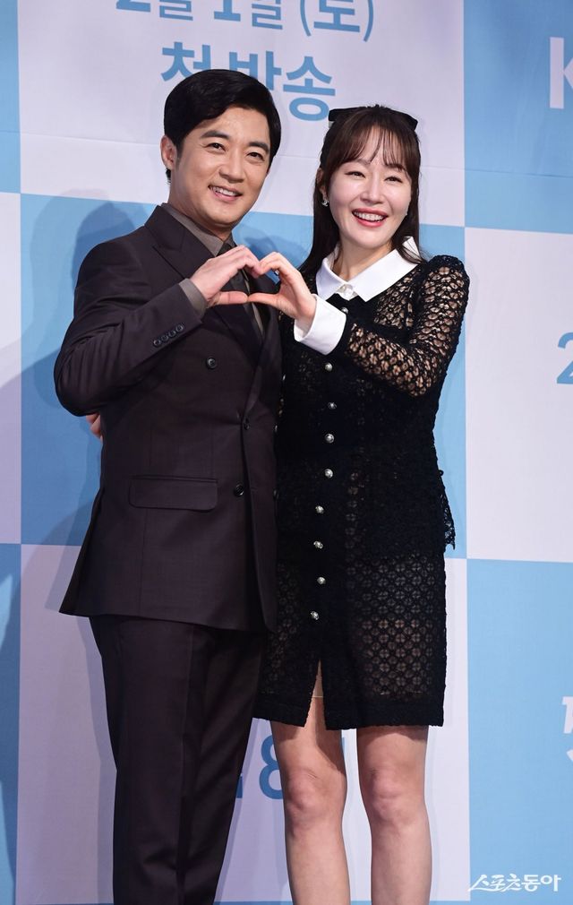 배우 안재욱, 엄지원이 22일 서울 구로구 신도림동 라마다서울신도림호텔에서 열린 KBS 2TV ‘독수리 5형제를 부탁해!’ 제작발표회에 참석해 포즈를 취하고 있다. 주현희 기자 teth1147@donga.com