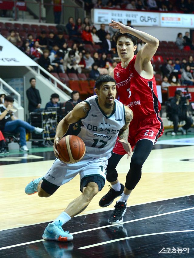 DB 알바노(왼쪽)가 22일 안양정관장아레나에서 열린 정관장과 원정경기 도중 골밑 공격을 시도하고 있다. 안양｜김종원 기자 won@donga.com