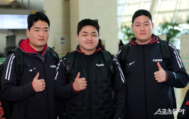 LG 트윈스가 23일 인천국제공항을 통해 2025시즌 스프링캠프가 열리는 미국으로 출국한다. 출국에 앞서 LG 심창민, 장현식, 김강률이 카메라를 향해 포즈를 취하고 있다. 인천국제공항 ｜ 김민성 기자 marineboy@donga.com