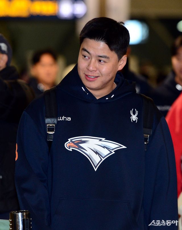 한화 노시환이 2025시즌 스프링캠프를 위해 22일 인천국제공항을 통해 호주 멜버른으로 출국하고 있다. 인천국제공항｜김민성 기자 marineboy@donga.com